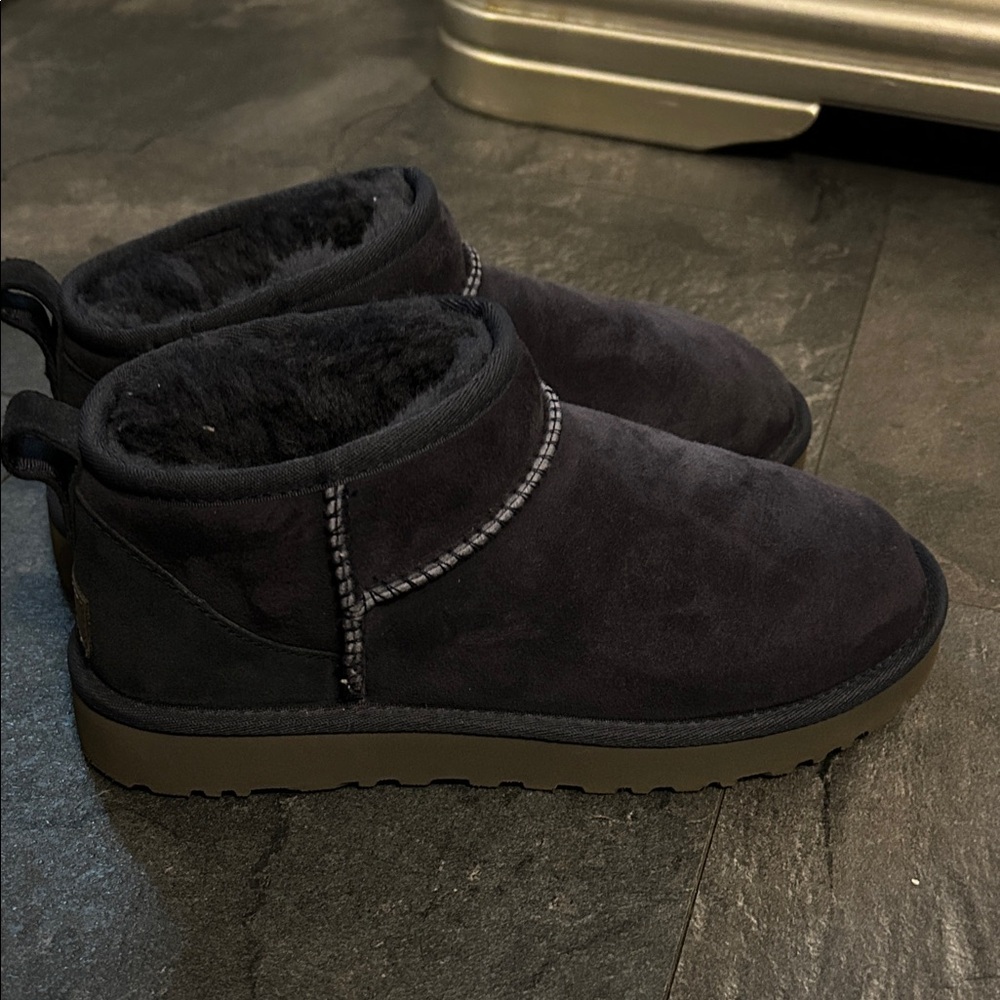 Cute navy blue ankle short Uggs
